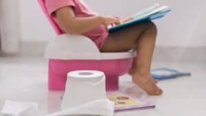 toddler learning how to use the potty