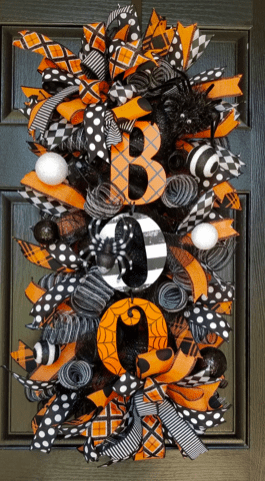 a Halloween wreath that says boo